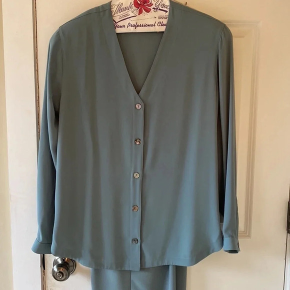 Regina Porter green shirt pant set size 6 V neck button-down shirt elastic waist - Picture 2 of 9